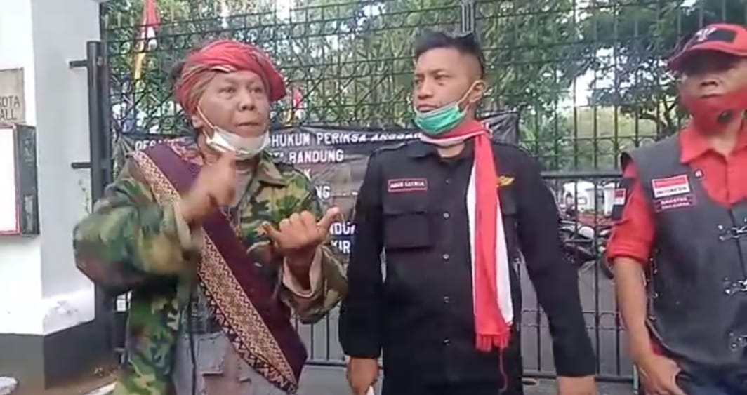 Manggala Garuda Putih dan AJI Berorasi di Pemkot Bandung