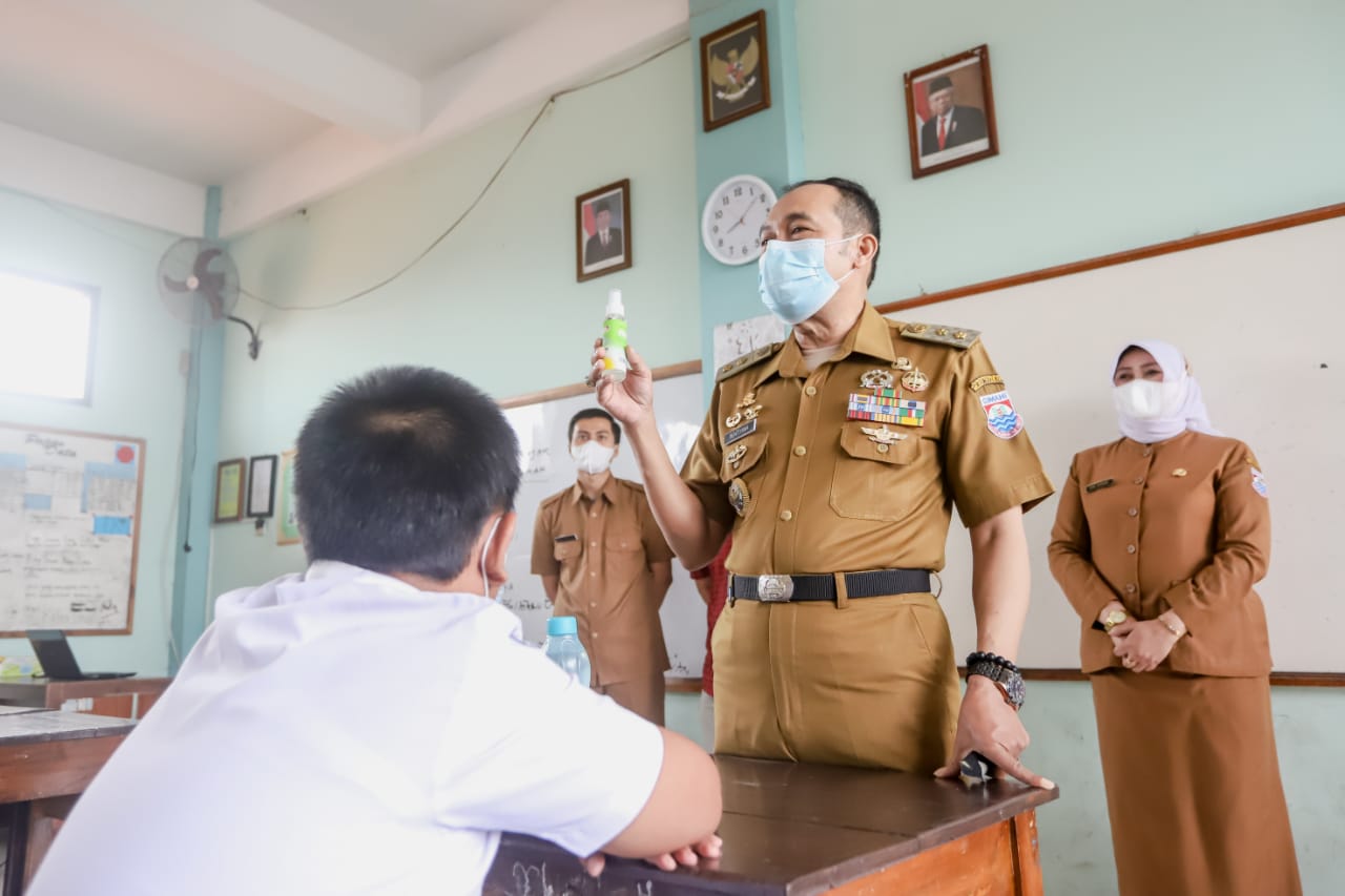 Ngatiyana Tinjau PTM di SMPN 1 Cimahi