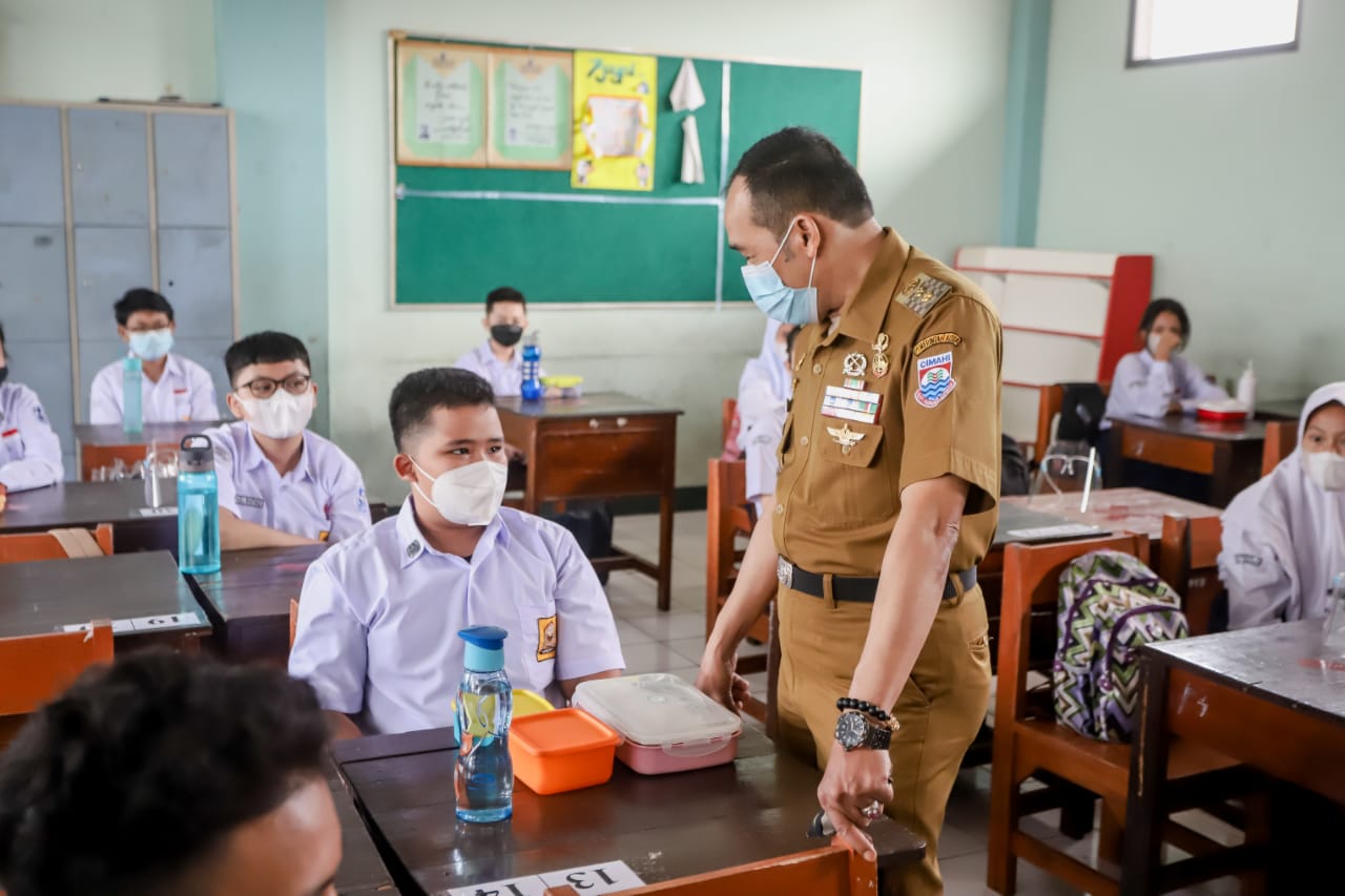 Ngatiyana Tinjau SMPN 1 Cimahi