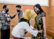 Pemkot Cimahi Sematkan Duta Genre kepada Sandi dan Chintya