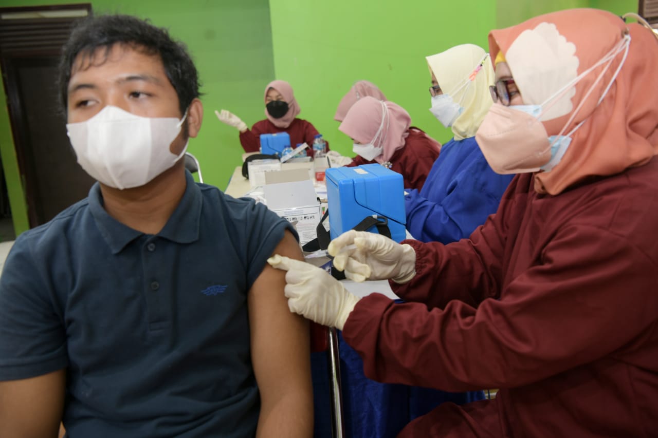 Ridwan Kamil Tinjau Gebyar Vaksinasi Massal Balongan 3