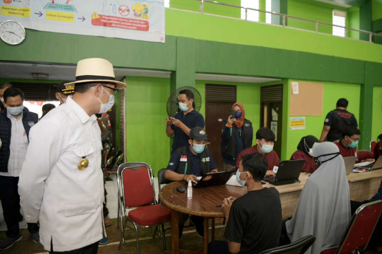 Ridwan Kamil Tinjau Gebyar Vaksinasi Massal Balongan