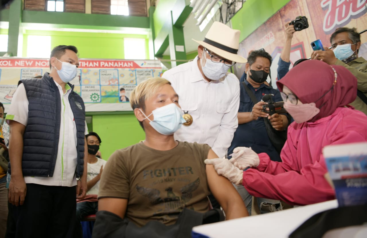 Ridwan Kamil Tinjau Gebyar Vaksinasi Massal Balongan 5