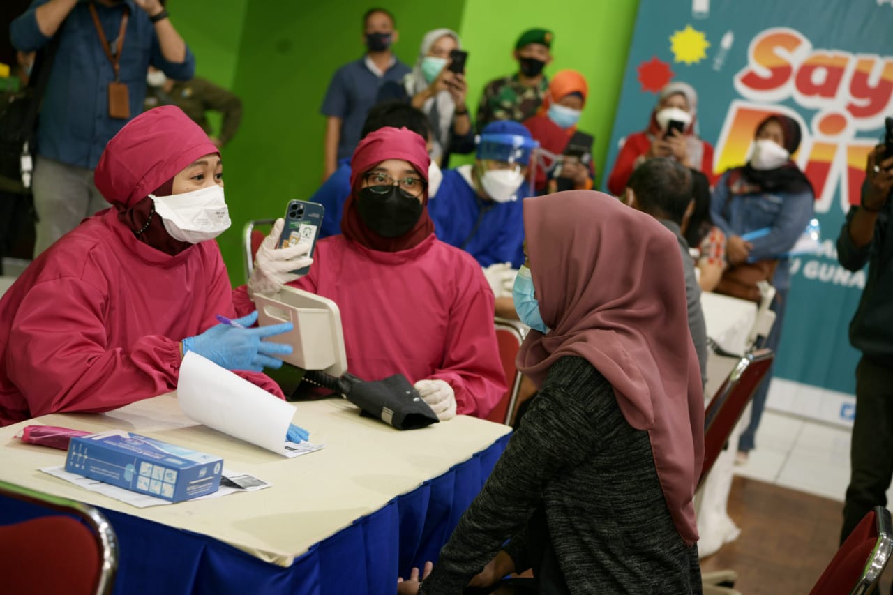 Ridwan Kamil Tinjau Gebyar Vaksinasi Massal Balongan 6