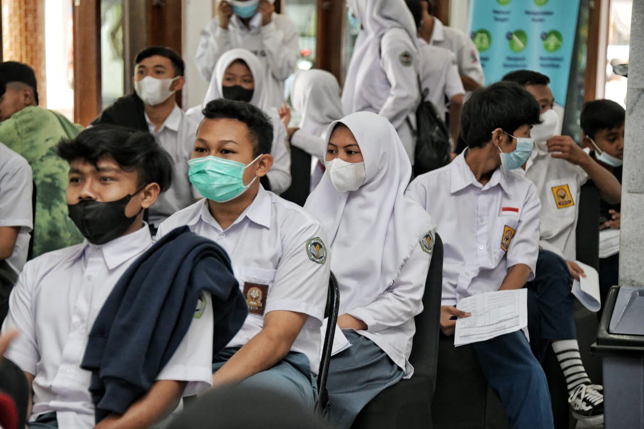 Vaksinasi Guru di Jabar Capai 45 Proses Berlanjut