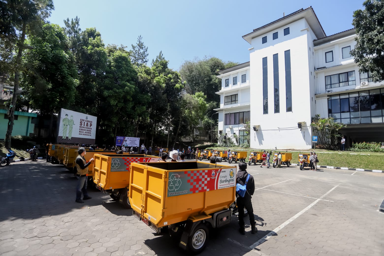 World Cleanup Day, Pemkot Cimahi Hibah Motor dan Gerobak Sampah