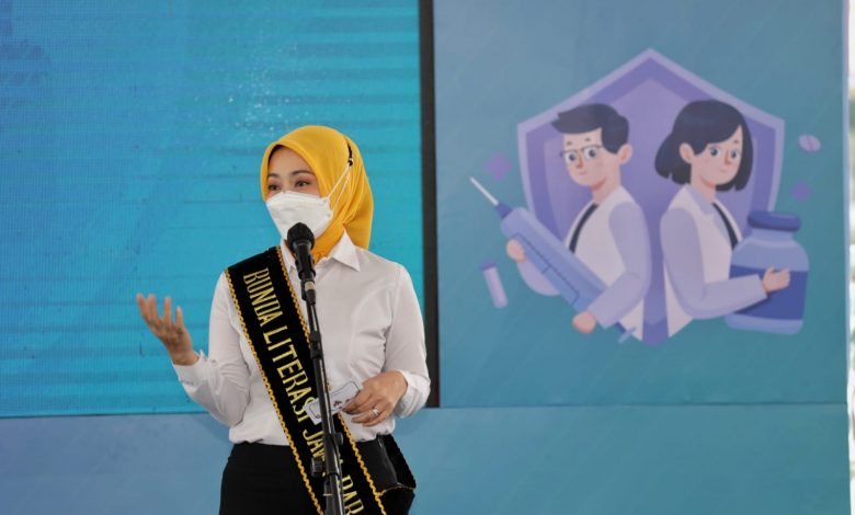 Atalia Tinjau Vaksinasi Palajar SMPN 41 Kota Bandung Atalia Tinjau Vaksinasi Palajar SMPN 41 Kota Bandung