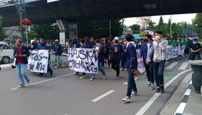 BEM Bandung Raya Bersatu dari 13 Kampus Berorasi