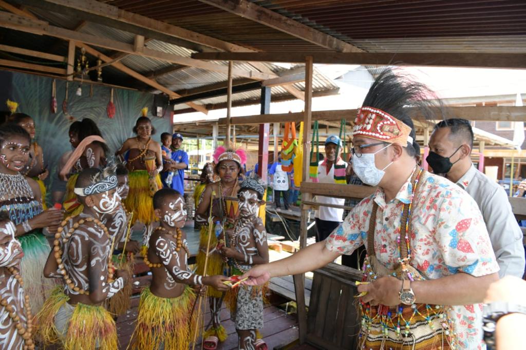 Emil Bertemu Ikal di Desa Wisata Kampung Yoboi