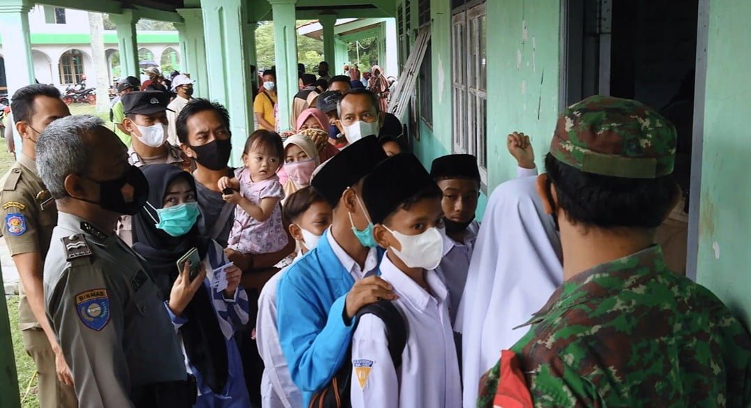 Gebyar 1000 Vaksinasi di Cianjur, Petugas Sibuk Antrian