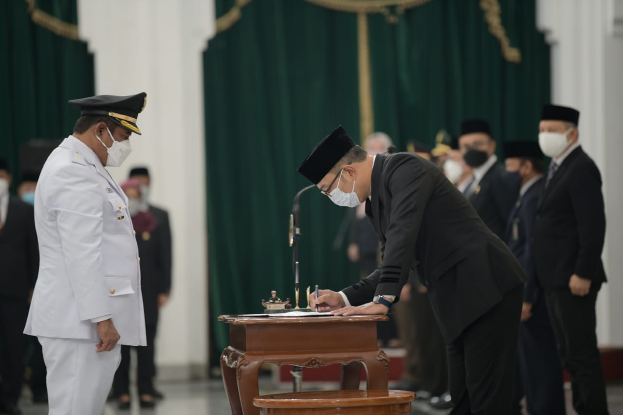 Gubernur Lantik Akhmad Marzuki sebagai Wabup Bekasi Sisa Masa Jabatan 2017-2022