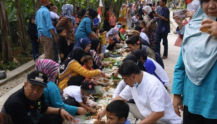 Jalan Kampung Cilagodang Cianjur Rampung, Warga Liwetan