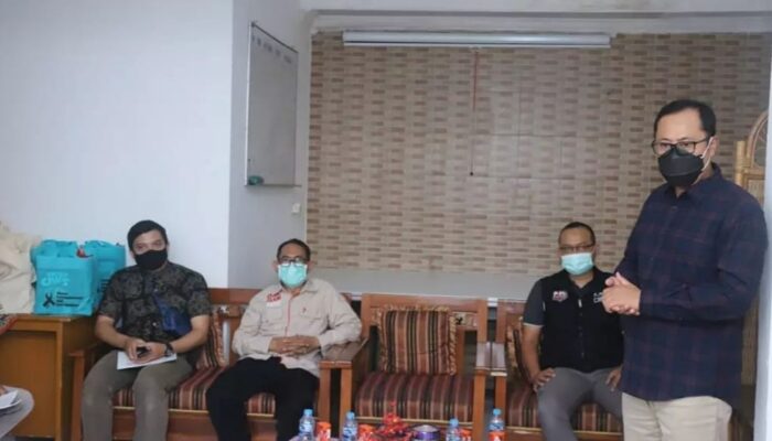 Ketua Komisi Penanggulangan AIDS Kota Sukabumi Beri Bantuan 12 ADHA