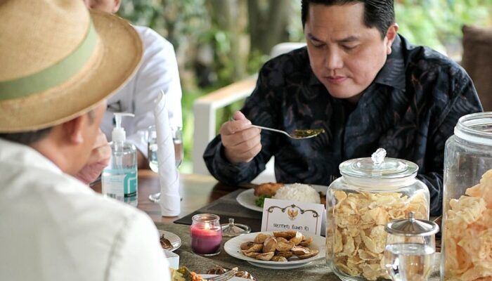 Erick Thohir Makan Jengkol Bareng Emil