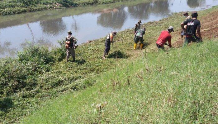 Subsektor 03 Cipamokolan Bersihkan Sungai Cipamokolan