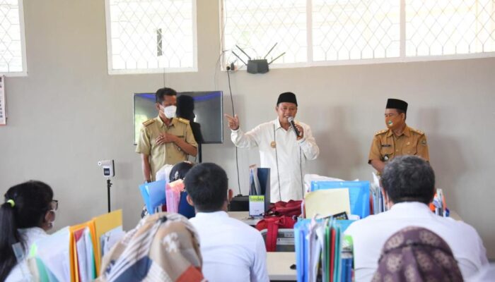 Uu Ruzhanul Tinjau PTM Terbatas di Puncak