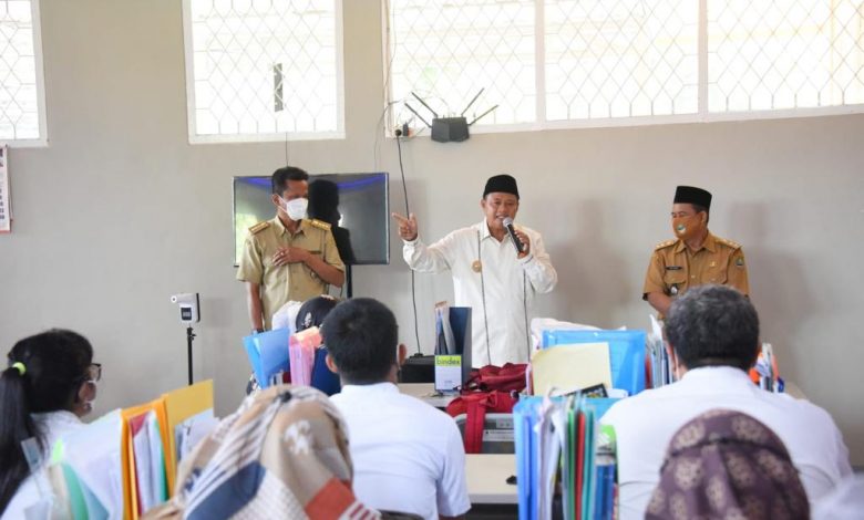 Uu Ruzhanul Tinjau PTM Terbatas di Puncak Uu Ruzhanul Tinjau PTM Terbatas di Puncak