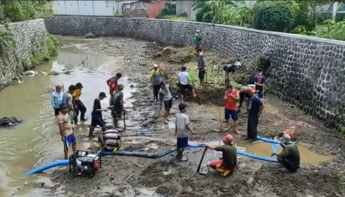 Warga Kampung Pasirangin Bersihkan Sampah di Sungai