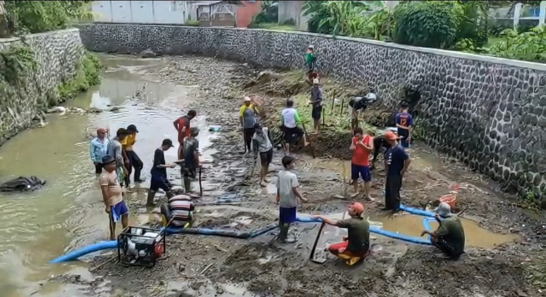 Warga Kampung Pasirangin Bersihkan Sampah Antisipasi Banjir