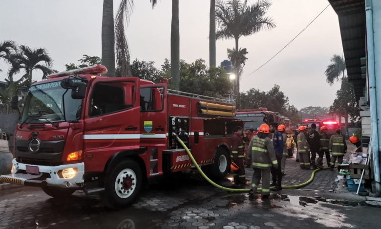 Kebakaran Gudang Minimarket di Kiaracondong Pukul 4 Subuh