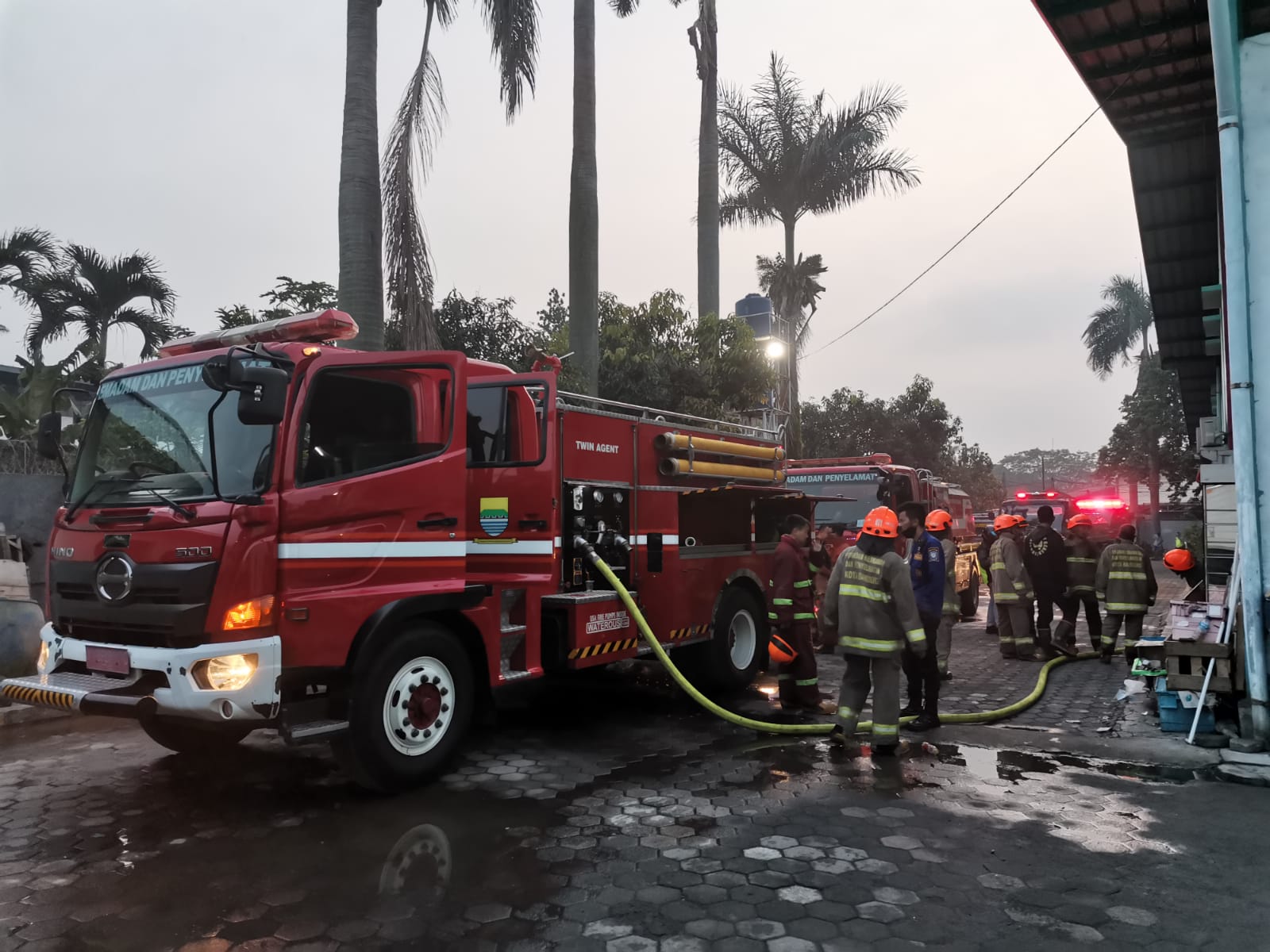Kebakaran Gudang Minimarket di Kiaracondong Pukul 4 Subuh
