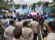 Ratusan Buruh di KBB Geruduk Pemkab Tuntut Kenaikan Upah