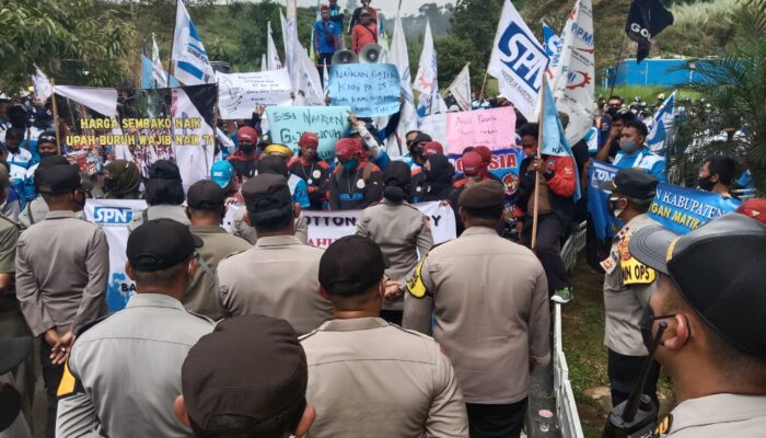 Ratusan Buruh di KBB Geruduk Pemkab Tuntut Kenaikan Upah