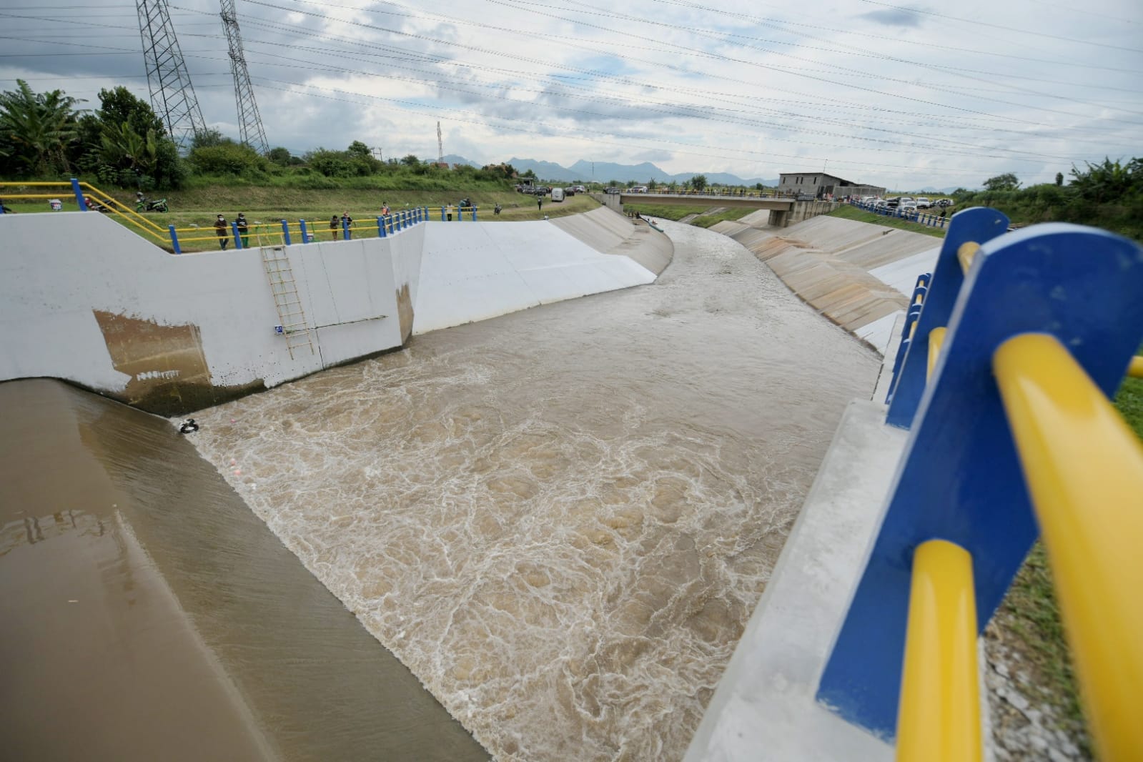 Tinjau Sodetan Cisangkuy, Ridwan Kamil Pastikan Luasan Banjir Berkurang