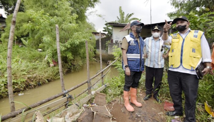 Uu Ruzhanul Ulum Tinjau Kali Cakung Penyebab Banjir