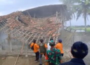 Atap Rumah Tukang Cilok Ambyar Diguyur Hujan