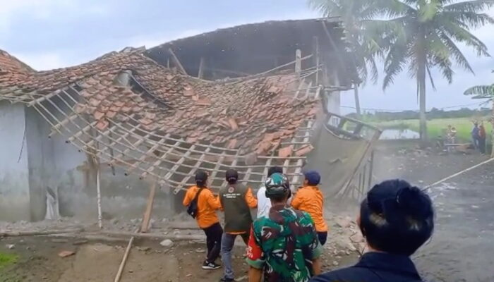 Atap Rumah Tukang Cilok Ambyar Diguyur Hujan