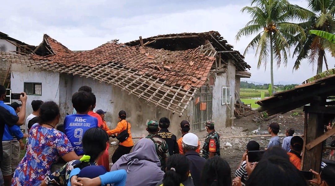 Atap Rumah Tukang Cilok Ambyar Diguyur Hujan