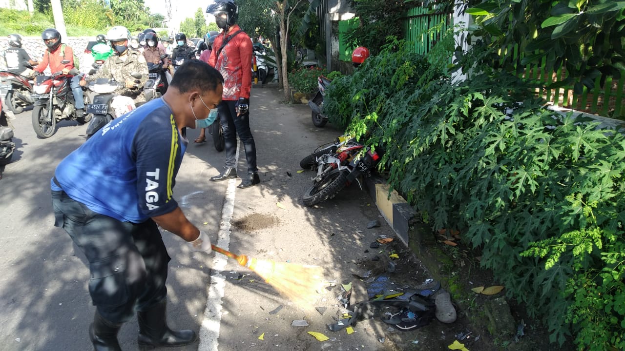 Dua Pemotor Adu Banteng, Terpental dan Terluka