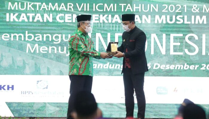 Gubernur Jabar Terima Penghargaan dari ICMI