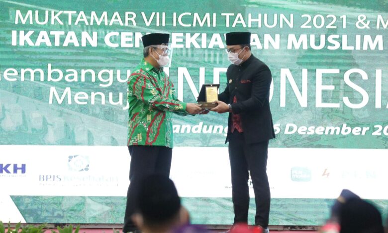 Gubernur Jabar Terima Penghargaan Inovasi ICMI Iptek Award