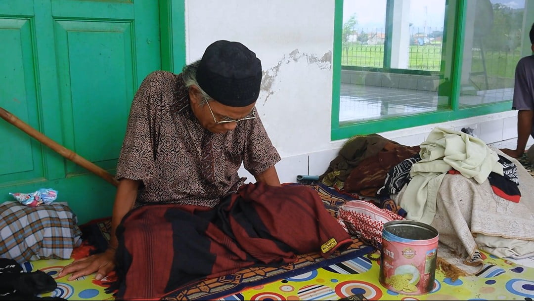 Kakek Yaya Suhendar Hidup Terlunta, Tinggal di Teras Masjid