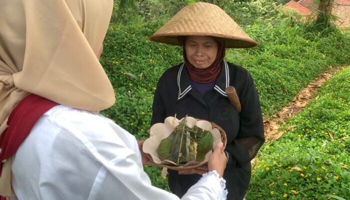 Program Mustikarasa, Ada Sekolah Masak Ikan dalam Bambu