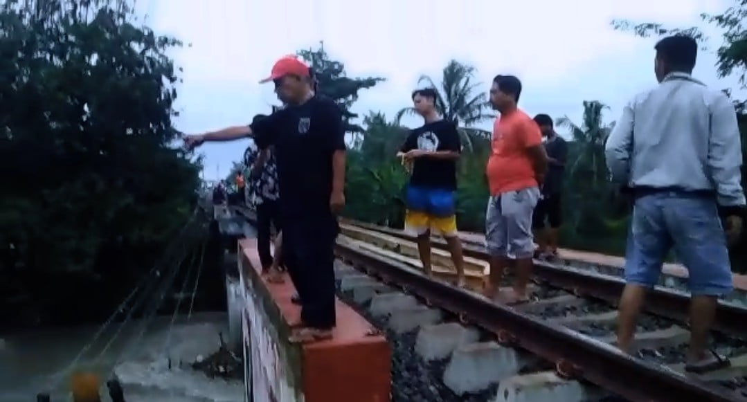 Santri Alfalah di Cianjur Hanyut di Kali Ciranjang