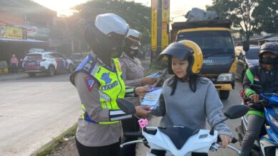 Satlantas Polresta Bandung Bagikan Masker dan Imbau Prokes