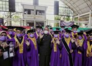 Yana Mulyana Mewisuda 160 Siswa Lansia