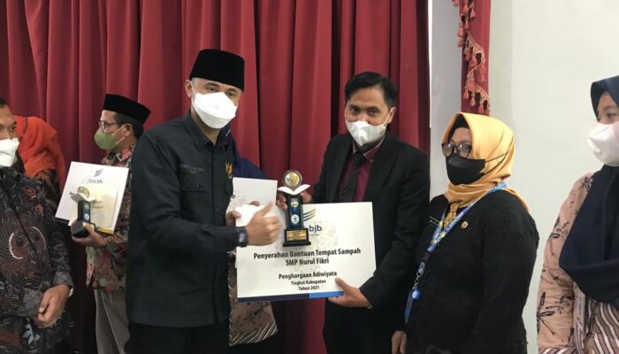 Belasan Sekolah di KBB Raih Penghargaan Adiwiyata