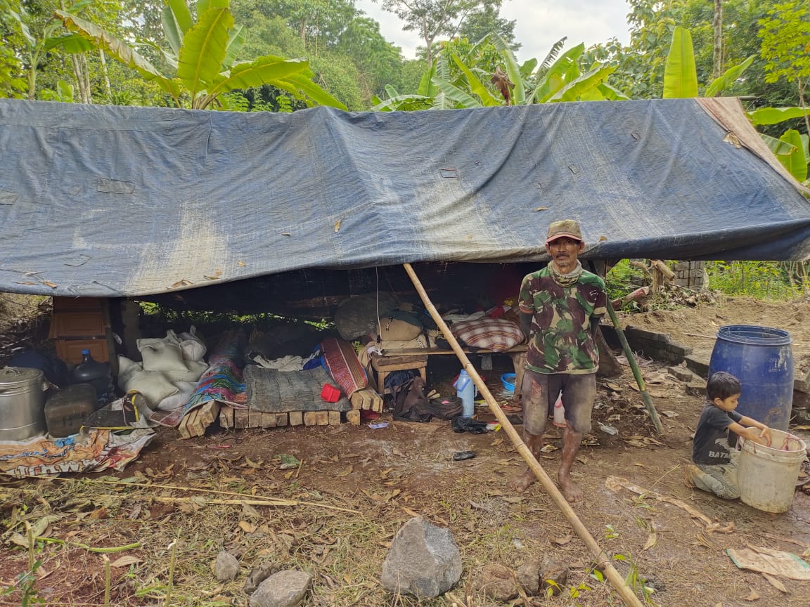 Gubuknya Terpaksa Dibongkar, Pemilik Rela Tinggal di Tenda