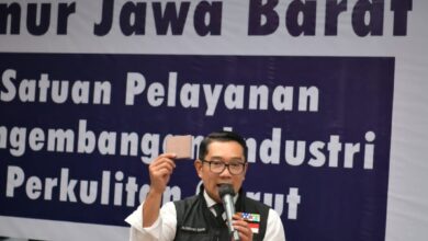 Gubernur Jawa Barat Ridwan Kamil saat beraudiensi dengan pelaku usaha kulit di Kabupaten Garut, Kamis (6/1/2022).