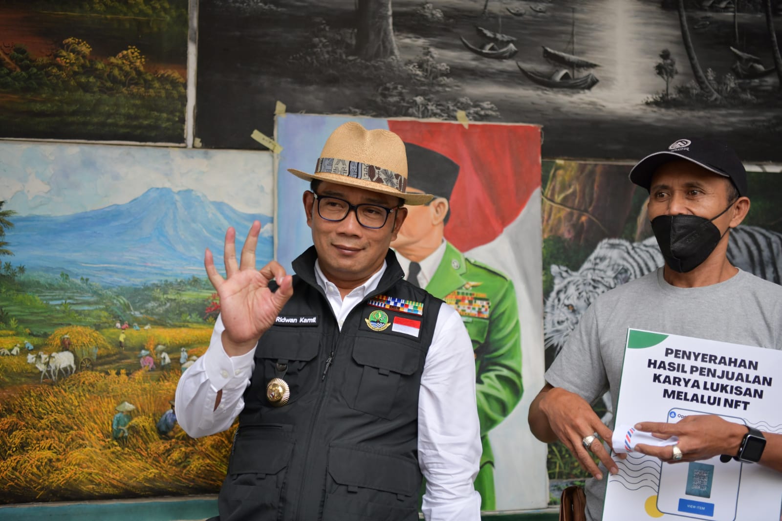 Ridwan Kamil Serahkan Hasil Jual Lukisan Seniman