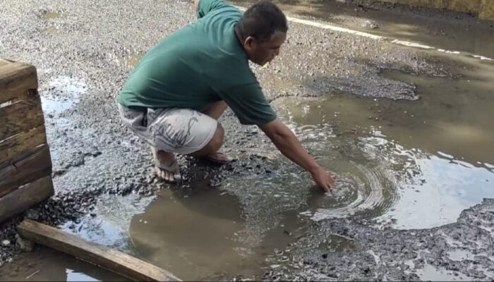 Kubangan Air di Jalan Cipeuyeum Kerap Membawa Petaka