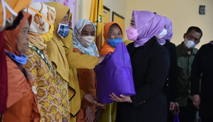 Perempuan Peduli Lansia, KPP Jabar dan Sumedang Baksos