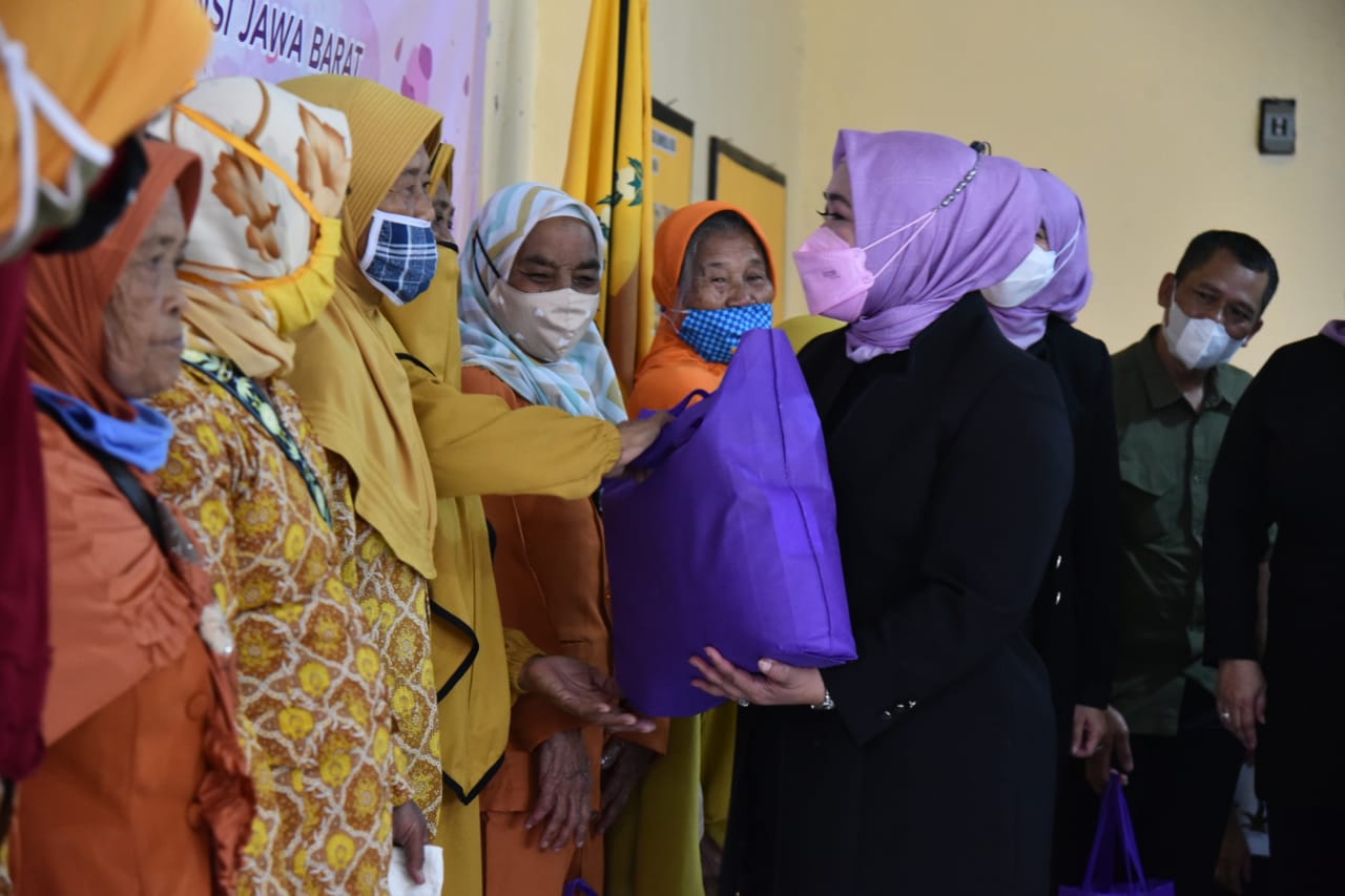 Perempuan Peduli Lansia, KPP Jabar dan Sumedang Gelar Bansos