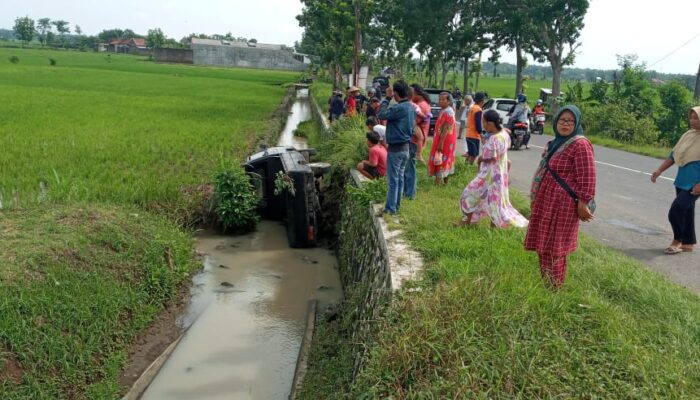 Pick up Parkir di Jembatan Dihantam Innova