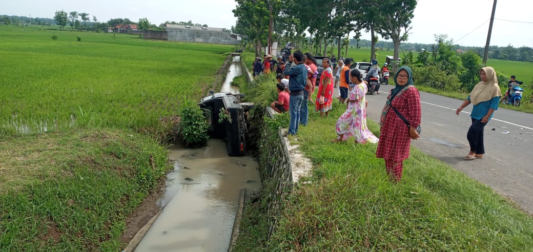 Pick up Parkir di Jembatan Dihantam Innova
