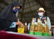 Operasi Pasar Minyak Goreng di Karawang Dijual  Rp14.000